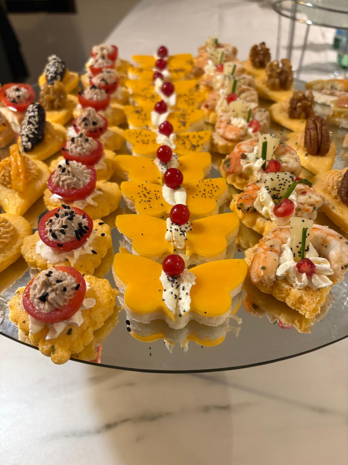 Plateau de bouchées cocktail colorées préparé par NONO Évents
